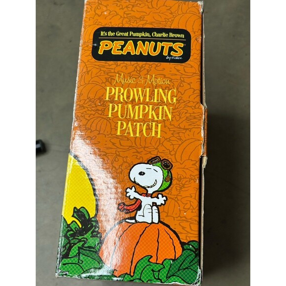 Peanuts It's The Great Pumpkin 2009 Music & Motion Prowling Pumpkin Patch Works - Picture 3 of 10